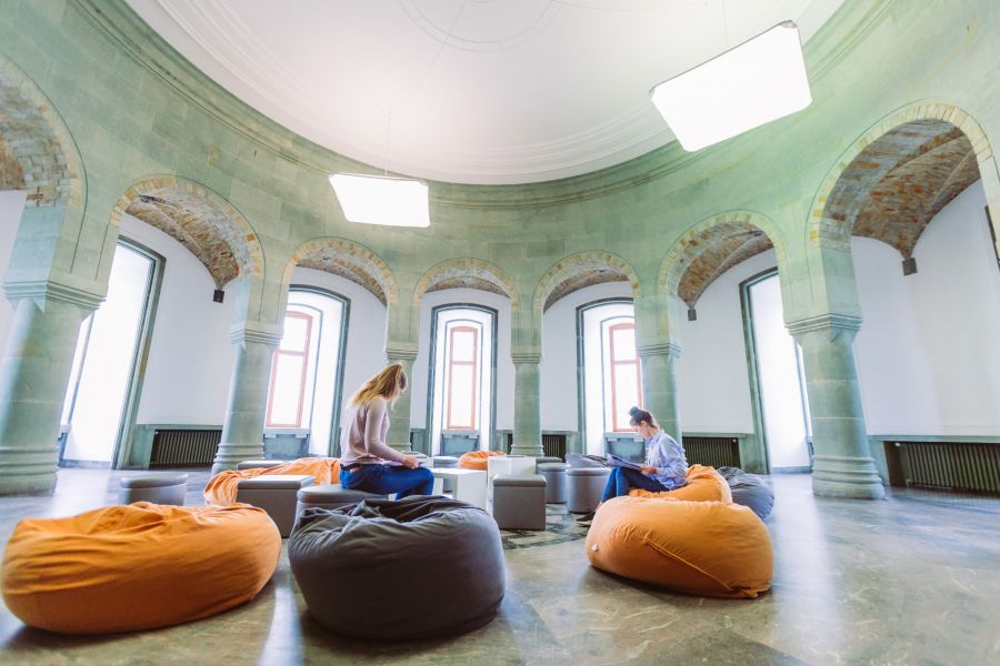 Der ehemalige „Obergruppenführersaal“ im Nordturm der Wewelsburg. Die orangefarbenen Sitzkissen dienen dazu, dem Ort alles „Mystische“ zu nehmen (Foto: Lina Loos für das Kreismuseum Wewelsburg)